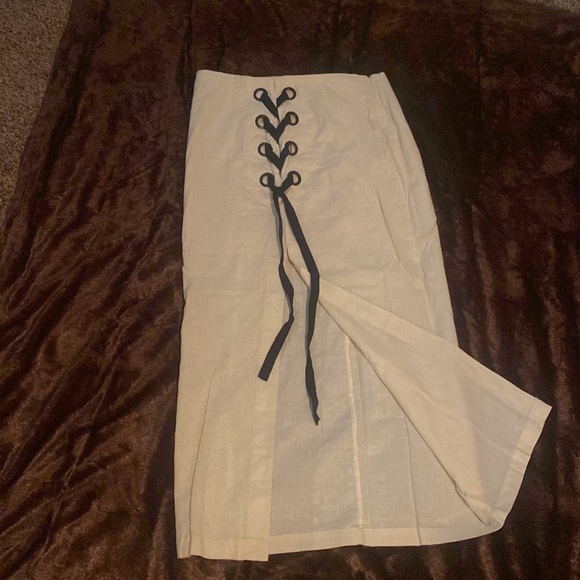 Zippered back, ankle length, laced up side with a long split. - Picture 4 of 5